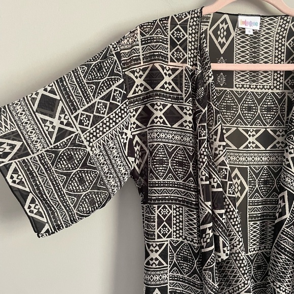 Lularoe Black and White Geometric Monroe Kimono with Black Fringe - Picture 5 of 11